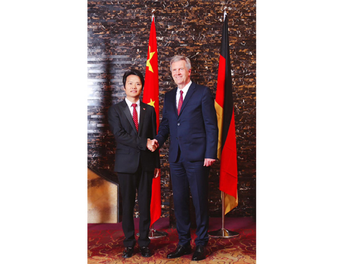 德国前总统武尔夫在北京亲切接见民间创富董事长黎咸财