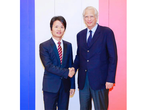 国庆70周年来临之际，法国前总理多米尼克·德维尔潘在北京亲切接见中国杰出青年企业家、超G金服民资服务中心董事长黎咸财。