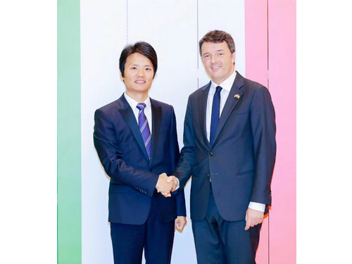 国庆70周年来临之际，意大利现任民主党总书记，意大利史上最年轻的总理马泰奥伦齐在北京亲切接见中国杰出青年企业家、超G金服民资服务中心董事长黎成财