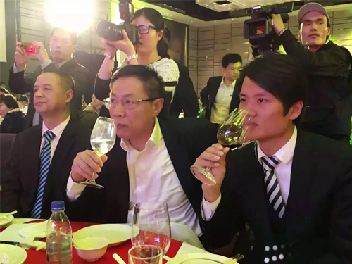 超G金服民资服务董事长黎咸财受邀参加2016中国房产春晚，与华远地产董事长任志强同席合影
